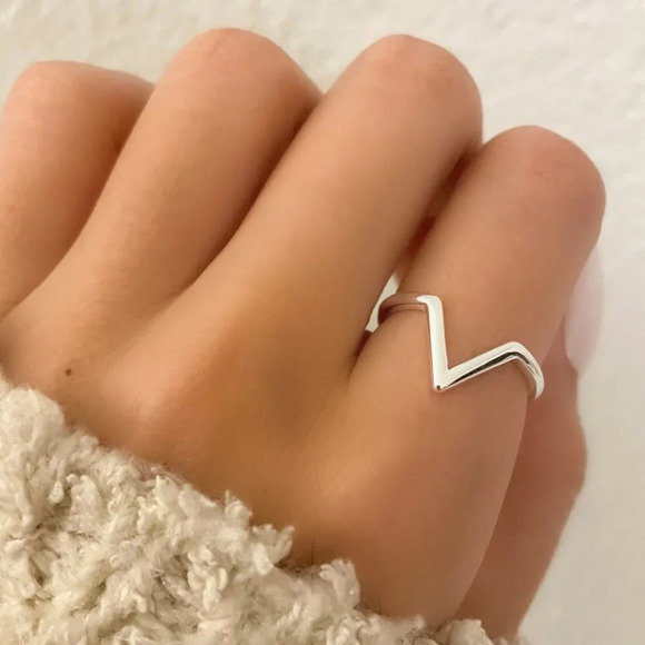 925 Sterling Silver Dainty V Ring V-Shaped Chevron Ring Geometric Ring - Picture 1 of 7